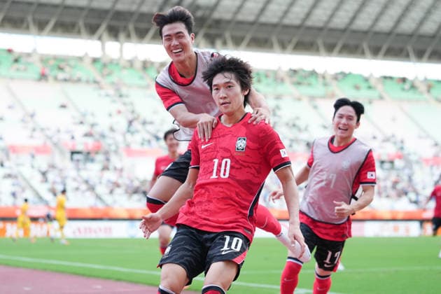 (260930) -- OSAKA, Sept. 30, 2026 -- Bae Jun-ho (C) of South Korea celebrates after scoring during the men s football semifinal between China and South Korea at 20th Asian Games Aichi-Nagoya 2026 in Osaka, Japan, Sept. 30, 2026. ) (SP)JAPAN-OSAKA-ASIAN GAMES-FOOTBALL-MEN S SEMIFINALS-CHN VS KOR LuixSiuxWai 