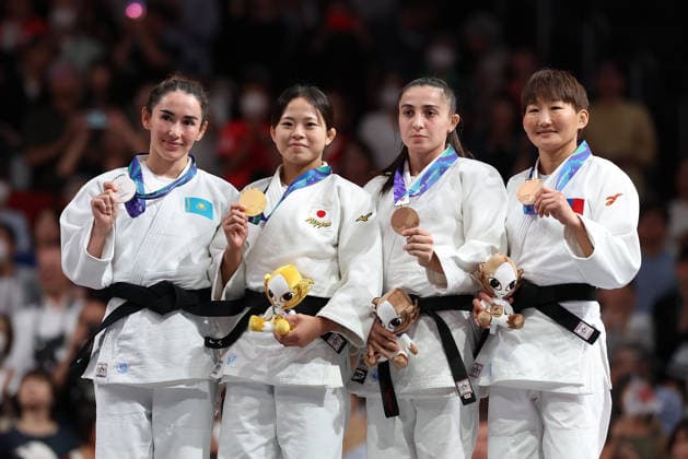 (260930) -- NAGOYA, Sept. 30, 2026 -- Gold medalist Japan s Kondo Mitsuki (2nd L) poses with silver medalist Kazakhstan s Abiba Abuzhakynova (1st L) and bronze medalists Tajikistan s Ahliya Muminova (2nd R) and Mongolia s Narantsetseg Ganbaatar during the awarding ceremony for the women s -48kg of Judo at the 20th Asian Games Aichi-Nagoya 2026 in Nagoya, Japan, Sept. 30, 2026. ) (SP)JAPAN-NAGOYA-ASIAN GAMES-JUDO-WOMEN-48KG YaoxQilin 