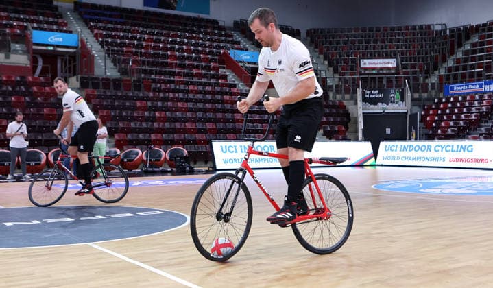 2026.09.30, Deutschland, Ludwigsburg, Radsport UCI Hallenrad-WM 2026 PK, v.l. die Radballer Michael Birkner und Robert Mlady (vorn)
