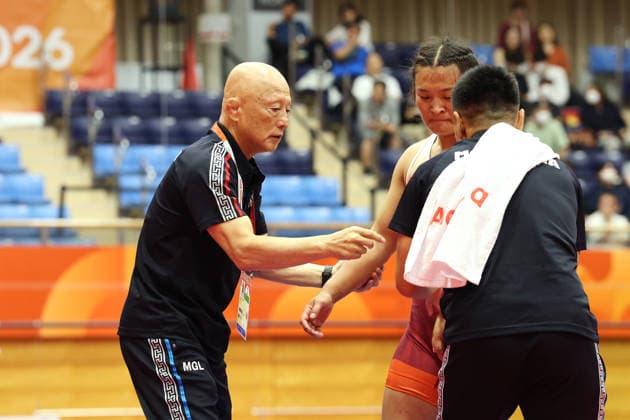 (L-R) Kazuhito Sakae, ENKHSAIKHAN Delgermaa (MGL), SEPTEMBER 30, 2026 - Wrestling : Women s Wrestling 68kg Bronze Medal Matches at Nagoya City Inae Sports Center during the Asian Games Aichi-Nagoya 2026 in Aichi, Japan.  aflo_352156116 KenichiroxOganex