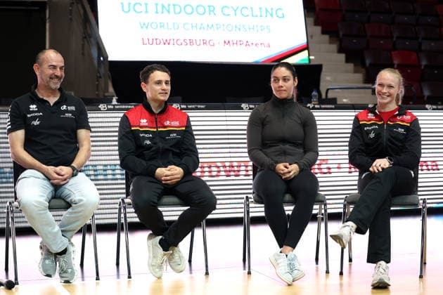 2026.09.30, Deutschland, Ludwigsburg, Radsport UCI Hallenrad-WM 2026 PK, v.l. Dieter Maute ( Bundestrainer Kunstradfahren), Philipp-Thies Rapp (Kunstrad), Sofia Reichert, Lara Füller