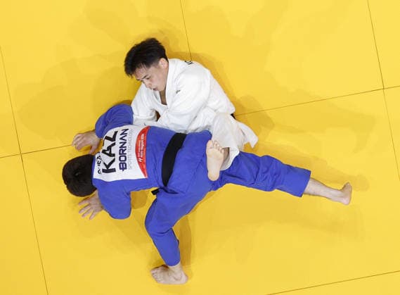 Aichi-Nagoya Asian Games: Judo Japan s Hayato Kondo (white) competes against Yeldos Smetov of Kazakhstan in the Aichi-Nagoya Asian Games men s judo 60-kilogram final at Aichi International Arena in Nagoya, central Japan, on Sept. 30, 2026.  A14AA0005629487P