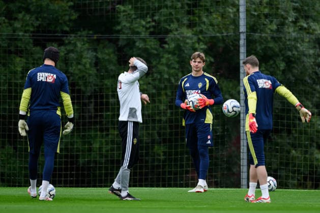 260930 goalkeeper Noel Törnqvist, goalkeeper Melker Ellborg an goalkeeper Viktor Johansson of the Swedish men s national football team at a training session on September 30, 2026 in Stockholm. Photo: Jesper Zerman BILDBYRAN kod JZ JZ0762 fotboll football soccer fotball nations league uefa nations league träning practice training sverige sweden sverige a bbeng Copyright: JESPERxZERMAN BB260930JZ006