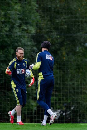 260930 goalkeeper Viktor Johansson and goalkeeper Noel Törnqvist of the Swedish men s national football team at a training session on September 30, 2026 in Stockholm. Photo: Jesper Zerman BILDBYRAN kod JZ JZ0762 fotboll football soccer fotball nations league uefa nations league träning practice training sverige sweden sverige a bbeng Copyright: JESPERxZERMAN BB260930JZ011