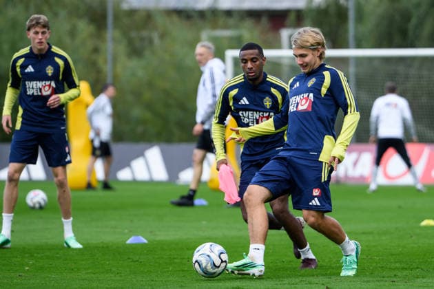 260930 Paulos Abraham and Sebastian Nanasi of the Swedish men s national football team at a training session on September 30, 2026 in Stockholm. Photo: Jesper Zerman BILDBYRAN kod JZ JZ0762 fotboll football soccer fotball nations league uefa nations league träning practice training sverige sweden sverige a bbeng Copyright: JESPERxZERMAN BB260930JZ039