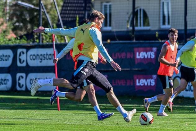 Eric Smith ( Pauli ) schiesst aufs Tor Deutschland , Hamburg , Trainingsgelände an der Kollaustrasse , Fussball , 2. Bundesliga , FC St Pauli
