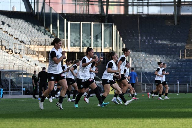 SOCCER - WEC, Sturm vs Wolfsburg GRAZ,AUSTRIA,30.SEP.26 - SOCCER - UEFA Women s Europa Cup, qualification, SK Sturm Graz vs VfL Wolfsburg. Image shows team of Sturm during warm-up.  GEPAxpictures xChrisxBauer