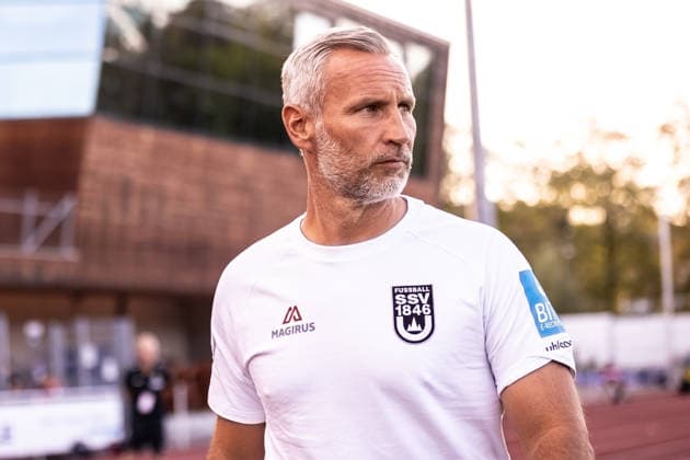 TSG Balingen vs. SSV Ulm 1846 Fußball, Fussball, Landespokal, WFV-Pokal, Achtelfinale, BIZERBA ARENA Balingen 30.09.26 Freisteller Einzelbild Portrait Porträt Timo Wenzel (SSV Ulm 1846 Fußball, Interimstrainer Trainer) TSG Balingen vs. SSV Ulm 1846 Fußball, Fussball, Landespokal, WFV-Pokal, Achtelfinale, BIZERBA ARENA Balingen 30.09.26 Foto: Lucca Fundel Balingen BIZERBA ARENA Baden-Württemberg Deutschland