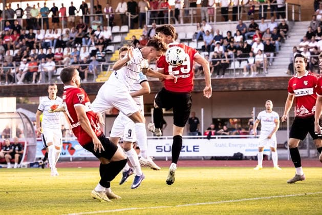 TSG Balingen vs. SSV Ulm 1846 Fußball, Fussball, Landespokal, WFV-Pokal, Achtelfinale, BIZERBA ARENA Balingen 30.09.26 erste Chance des Spiel v.l. per Kopf Benjamin Goller (SSV Ulm 1846 Fußball, 07), Jonas Fritschi (TSG Balingen Fussball, 29) TSG Balingen vs. SSV Ulm 1846 Fußball, Fussball, Landespokal, WFV-Pokal, Achtelfinale, BIZERBA ARENA Balingen 30.09.26 Foto: Lucca Fundel Balingen BIZERBA ARENA Baden-Württemberg Deutschland