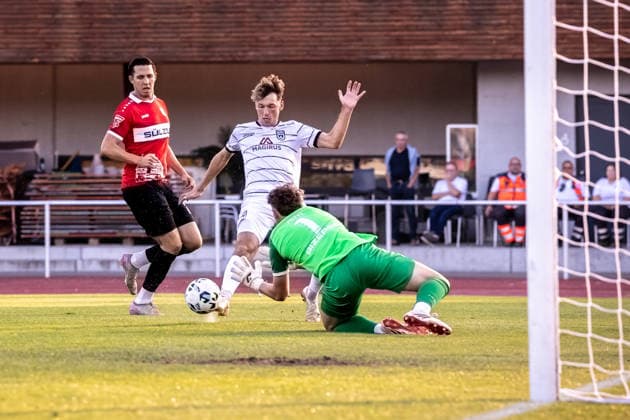 TSG Balingen vs. SSV Ulm 1846 Fußball, Fussball, Landespokal, WFV-Pokal, Achtelfinale, BIZERBA ARENA Balingen 30.09.26 Großchance Benjamin Goller (SSV Ulm 1846 Fußball, 07) vorbei an Louis Potye (TSG Balingen Fussball, 1) knapp vorbei am Tor. TSG Balingen vs. SSV Ulm 1846 Fußball, Fussball, Landespokal, WFV-Pokal, Achtelfinale, BIZERBA ARENA Balingen 30.09.26 Foto: Lucca Fundel Balingen BIZERBA ARENA Baden-Württemberg Deutschland