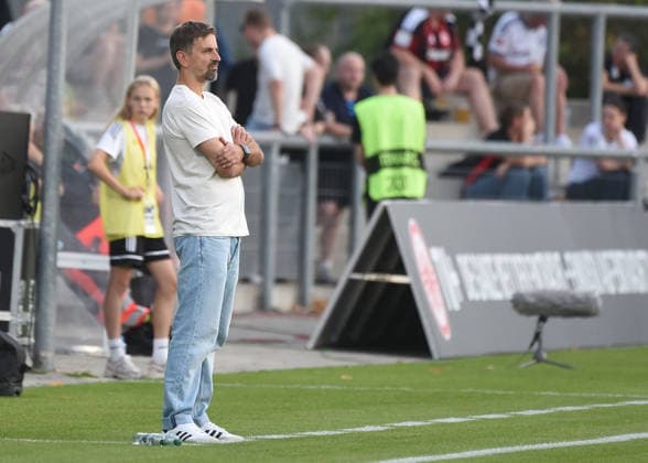 30.09.2026, xhbx, Fussball UEFA Women Europa Cup Qualifikation, Eintracht Frankfurt - Fimleikafelag Hafnarfjördur v.l. Trainer Niko Arnautis (Eintracht Frankfurt Damen) Frankfurt