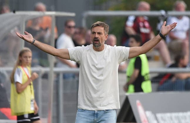 30.09.2026, xhbx, Fussball UEFA Women Europa Cup Qualifikation, Eintracht Frankfurt - Fimleikafelag Hafnarfjördur v.l. Trainer Niko Arnautis (Eintracht Frankfurt Damen) Frankfurt