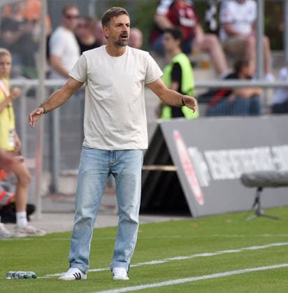 30.09.2026, xhbx, Fussball UEFA Women Europa Cup Qualifikation, Eintracht Frankfurt - Fimleikafelag Hafnarfjördur v.l. Trainer Niko Arnautis (Eintracht Frankfurt Damen) Frankfurt