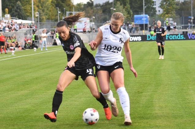 30.09.2026, xhbx, Fussball UEFA Women Europa Cup Qualifikation, Eintracht Frankfurt - Fimleikafelag Hafnarfjördur v.l. Hayley Raso (Eintracht Frankfurt Damen), Mackenzie Smith (Fimleikafelag Hafnarfjördur) Frankfurt