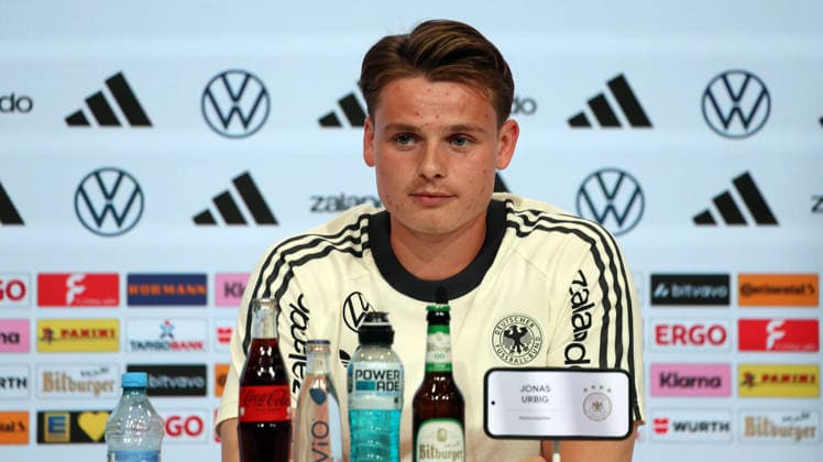 30.09.2026, xrekx, Fussball UEFA Nations League , Deutschland - Pressekonferenz mit Juergen Klopp und Jonas Urbig v.l. Jonas Urbig (Deutschland) Muenchen