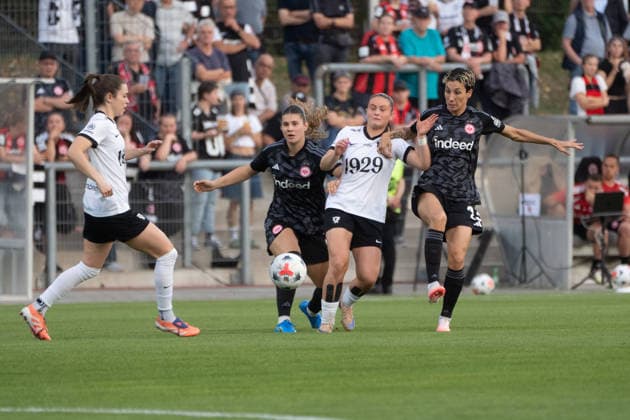 30.09.2026, xhfmx, Fussball UEFA Women Europa Cup Qualifikation, Eintracht Frankfurt - Fimleikafelag Hafnarfjördur v.l. Noemi Ivelj (Eintracht Frankfurt Frauen) und Sara Doorsoun (Eintracht Frankfurt Frauen) im Zweikampf mit Gegenspielerinnen Frankfurt