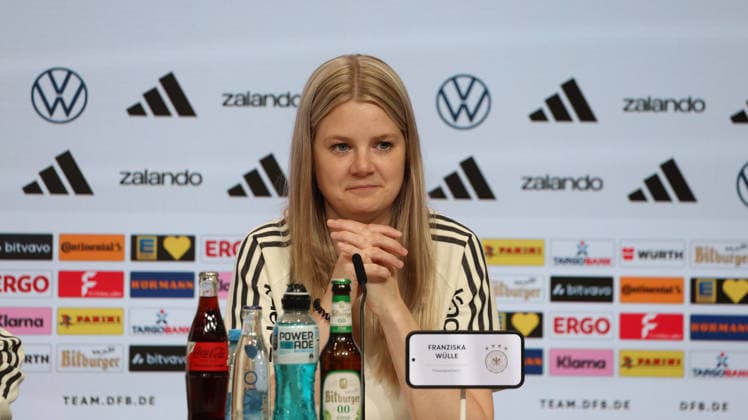 30.09.2026, xrekx, Fussball UEFA Nations League , Deutschland - Pressekonferenz mit Juergen Klopp und Jonas Urbig v.l. Franziska Wülle Wuelle Pressesprecherin (Deutschland) Muenchen