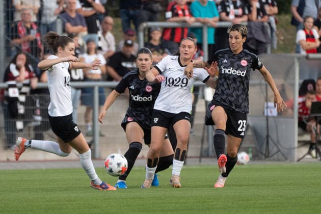 30.09.2026, xhfmx, Fussball UEFA Women Europa Cup Qualifikation, Eintracht Frankfurt - Fimleikafelag Hafnarfjördur v.l. Noemi Ivelj (Eintracht Frankfurt Frauen) und Sara Doorsoun (Eintracht Frankfurt Frauen) im Zweikampf mit Gegenspielerinnen Frankfurt