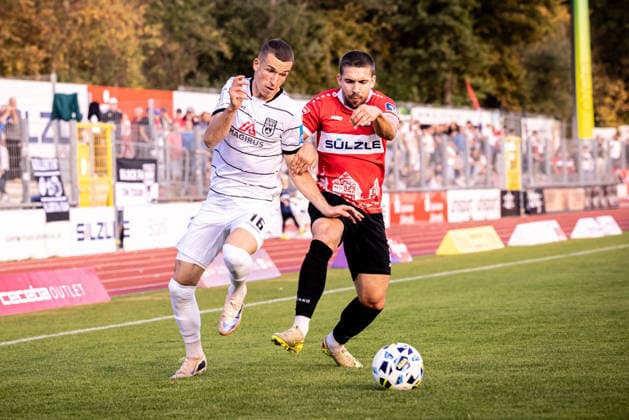 TSG Balingen vs. SSV Ulm 1846 Fußball, Fussball, Landespokal, WFV-Pokal, Achtelfinale, BIZERBA ARENA Balingen 30.09.26 v.l. Simun Birkic (SSV Ulm 1846 Fußball, 16), Jonas Braendle (TSG Balingen Fussball, 11) TSG Balingen vs. SSV Ulm 1846 Fußball, Fussball, Landespokal, WFV-Pokal, Achtelfinale, BIZERBA ARENA Balingen 30.09.26 Foto: Lucca Fundel Balingen BIZERBA ARENA Baden-Württemberg Deutschland