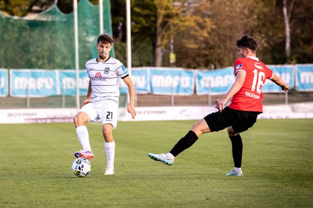 TSG Balingen vs. SSV Ulm 1846 Fußball, Fussball, Landespokal, WFV-Pokal, Achtelfinale, BIZERBA ARENA Balingen 30.09.26 v.l. Marco Gölz (SSV Ulm 1846 Fußball, 21), Kevin Founes (TSG Balingen Fussball, 16) TSG Balingen vs. SSV Ulm 1846 Fußball, Fussball, Landespokal, WFV-Pokal, Achtelfinale, BIZERBA ARENA Balingen 30.09.26 Foto: Lucca Fundel Balingen BIZERBA ARENA Baden-Württemberg Deutschland