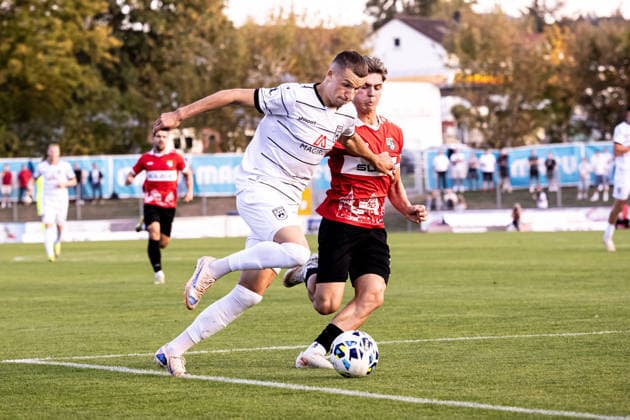 TSG Balingen vs. SSV Ulm 1846 Fußball, Fussball, Landespokal, WFV-Pokal, Achtelfinale, BIZERBA ARENA Balingen 30.09.26 v.l. Simun Birkic (SSV Ulm 1846 Fußball, 16), Maxim Schmalz (TSG Balingen Fussball, 17) TSG Balingen vs. SSV Ulm 1846 Fußball, Fussball, Landespokal, WFV-Pokal, Achtelfinale, BIZERBA ARENA Balingen 30.09.26 Foto: Lucca Fundel Balingen BIZERBA ARENA Baden-Württemberg Deutschland
