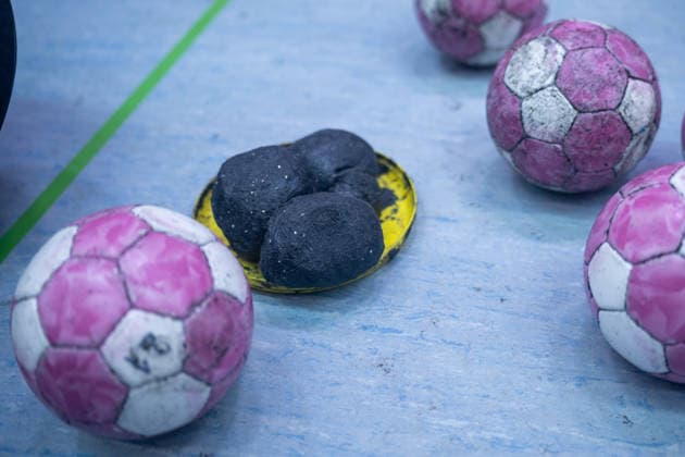 Das alte Harz zum saeubern der Baelle liegt bereit. HSV Solingen Graefrath 76 vs. TuS Metzingen, DHB Pokal Frauen, 02. Runde, Saison 2026 2027, 30.09.2026 HSV Solingen Graefrath 76 vs. TuS Metzingen, DHB Pokal Frauen, 02. Runde, Saison 2026 2027, 30.09.2026 Solingen Copyright: xEibner-Pressefoto ThomasxHaeslerx EP_THR