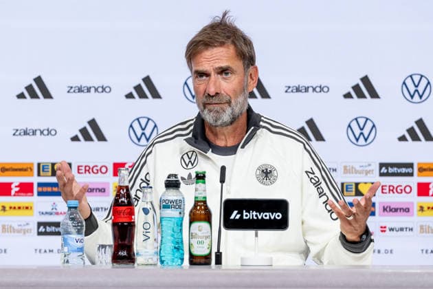 Juergen Klopp (Chef-Trainer Bundestrainer, Deutschland) mit fagender Geste ausgebreiteten Armen Portrait Portraet GER, Deutschland vs. Serbien, Fussball, UEFA Nations League, Ligaphase Liga A, Abschluss-Pressekonferenz, Spielzeit 2026 2027, 30.09.2026 (DFL DFB REGULATIONS PROHIBIT ANY USE OF PHOTOGRAPHS as IMAGE SEQUENCES and or QUASI-VIDEO). Foto: HMB Media Heike Feiner Copyright: HMBxMedia HeikexFeiner