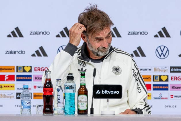 Juergen Klopp (Chef-Trainer Bundestrainer, Deutschland) kratzt sich fragend am Kopf Portrait Portraet GER, Deutschland vs. Serbien, Fussball, UEFA Nations League, Ligaphase Liga A, Abschluss-Pressekonferenz, Spielzeit 2026 2027, 30.09.2026 (DFL DFB REGULATIONS PROHIBIT ANY USE OF PHOTOGRAPHS as IMAGE SEQUENCES and or QUASI-VIDEO). Foto: HMB Media Heike Feiner Copyright: HMBxMedia HeikexFeiner