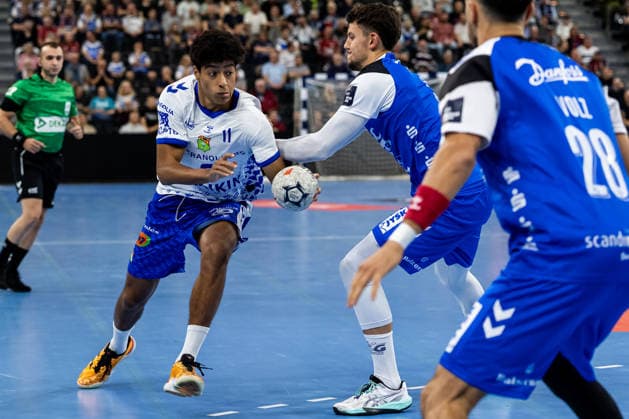 FLENSBURG, GERMANY - SEPTEMBER 30: Marcos Fis (Fraikin BM. Granollers, 11) against Marko Grgic (SG Flensburg-Handewitt, 17) during the EHF European League match between SG Flensburg-Handewitt vs Fraikin BM. Granollers at GGW Arena on matchday 1 of the Group Matches Group E on September 30, 2026 in Flensburg, Germany. Schleswig-Holstein Germany Copyright: xMarioxM.xKobergx