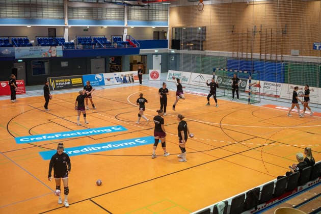 Die TusSies beim Aufwaermen. HSV Solingen Graefrath 76 vs. TuS Metzingen, DHB Pokal Frauen, 02. Runde, Saison 2026 2027, 30.09.2026 HSV Solingen Graefrath 76 vs. TuS Metzingen, DHB Pokal Frauen, 02. Runde, Saison 2026 2027, 30.09.2026 Solingen Copyright: xEibner-Pressefoto ThomasxHaeslerx EP_THR