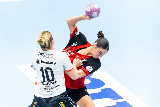 30.09.2026, GER, Handball, Frauen, Saison 2026 2027, DHB-Pokal 2.Runde-Achtelfinale, Thueringer HC - HSG Blomberg-Lippe Maxi Muehlner (HSG Blomberg-Lippe), Luca Csikos (Thueringer HC,5) 99947 Bad Langensalza Salza Halle Sporthalle Mehrz Thüringen Deutschland