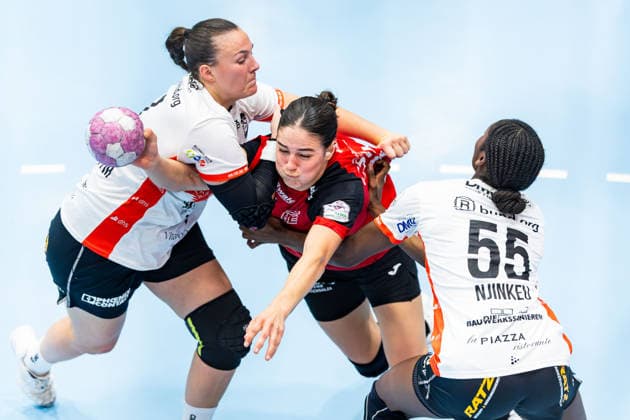 30.09.2026, GER, Handball, Frauen, Saison 2026 2027, DHB-Pokal 2.Runde-Achtelfinale, Thueringer HC - HSG Blomberg-Lippe Diana Doegg Magnusdottir (HSG Blomberg-Lippe), Luca Csikos (Thueringer HC,5), Farrelle Alicia Njinkeu (HSG Blomberg-Lippe) 99947 Bad Langensalza Salza Halle Sporthalle Mehrz Thüringen Deutschland