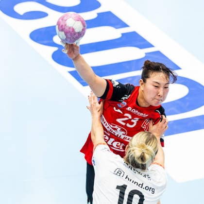 30.09.2026, GER, Handball, Frauen, Saison 2026 2027, DHB-Pokal 2.Runde-Achtelfinale, Thueringer HC - HSG Blomberg-Lippe Maxi Muehlner (HSG Blomberg-Lippe), Natsuki Aizawa (Thueringer HC,23) 99947 Bad Langensalza Salza Halle Sporthalle Mehrz Thüringen Deutschland
