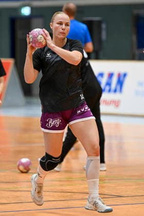 30.09.2026,GER, Handball, Frauen, DHB-Pokal, Saison 2026 2027, 2. Spieltag, HSV Solingen Gräfrath 76 vs. TuS Metzingen Klara Schlipf (TuS Metzingen 14), beim Aufwaermen, Einzelaktion, Einzelaktion, Ganzkörper Ganzkoerper, Solingen Klingenhalle NRW Deutschland Germany Copyright: xNordphoto Meuterx