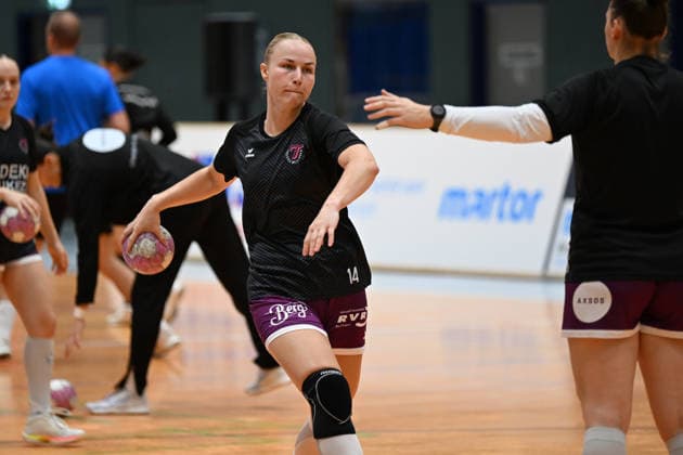 30.09.2026,GER, Handball, Frauen, DHB-Pokal, Saison 2026 2027, 2. Spieltag, HSV Solingen Gräfrath 76 vs. TuS Metzingen Klara Schlipf (TuS Metzingen 14), beim Aufwaermen, Einzelaktion, Einzelaktion, Solingen Klingenhalle NRW Deutschland Germany Copyright: xNordphoto Meuterx