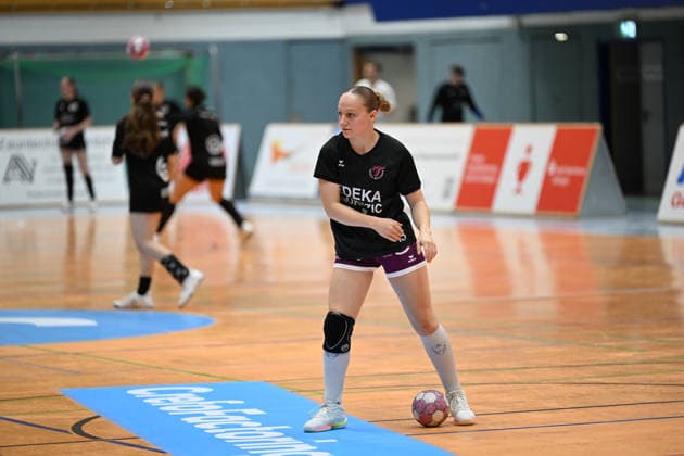 30.09.2026,GER, Handball, Frauen, DHB-Pokal, Saison 2026 2027, 2. Spieltag, HSV Solingen Gräfrath 76 vs. TuS Metzingen Katharina Goldammer (TuS Metzingen 15), beim Aufwaermen, Einzelaktion, Einzelaktion, Ganzkörper Ganzkoerper, Solingen Klingenhalle NRW Deutschland Germany Copyright: xNordphoto Meuterx