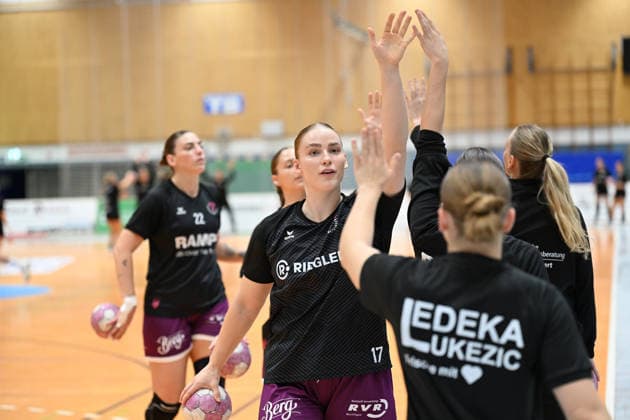 30.09.2026,GER, Handball, Frauen, DHB-Pokal, Saison 2026 2027, 2. Spieltag, HSV Solingen Gräfrath 76 vs. TuS Metzingen Abklatschen Metzingen Charlotte Kähr Kaehr (TuS Metzingen 17), Gabriela Bitolo (TuS Metzingen 22), Solingen Klingenhalle NRW Deutschland Germany Copyright: xNordphoto Meuterx