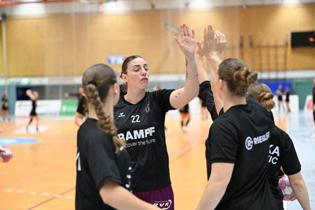 30.09.2026,GER, Handball, Frauen, DHB-Pokal, Saison 2026 2027, 2. Spieltag, HSV Solingen Gräfrath 76 vs. TuS Metzingen Abklatschen Metzingen CGabriela Bitolo (TuS Metzingen 22), Solingen Klingenhalle NRW Deutschland Germany Copyright: xNordphoto Meuterx
