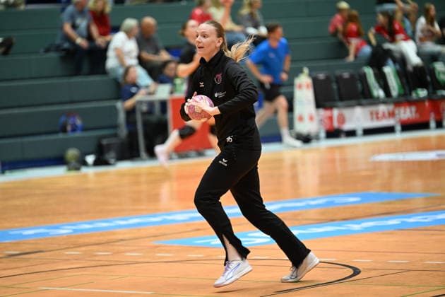30.09.2026,GER, Handball, Frauen, DHB-Pokal, Saison 2026 2027, 2. Spieltag, HSV Solingen Gräfrath 76 vs. TuS Metzingen Charlotte Cholevova (TuS Metzingen 96), beim Aufwaermen, Einzelaktion, Einzelaktion, Ganzkörper Ganzkoerper, Solingen Klingenhalle NRW Deutschland Germany Copyright: xNordphoto Meuterx