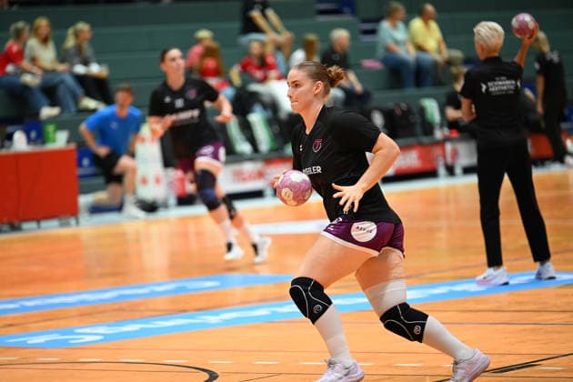 30.09.2026,GER, Handball, Frauen, DHB-Pokal, Saison 2026 2027, 2. Spieltag, HSV Solingen Gräfrath 76 vs. TuS Metzingen Charlotte Kähr Kaehr (TuS Metzingen 17), beim Aufwaermen, Einzelaktion, Solingen Klingenhalle NRW Deutschland Germany Copyright: xNordphoto Meuterx