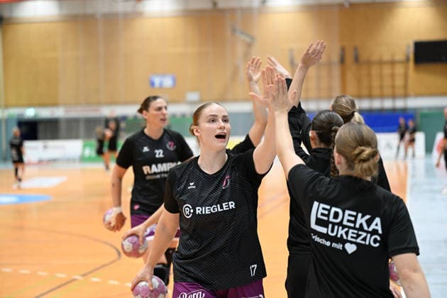 30.09.2026,GER, Handball, Frauen, DHB-Pokal, Saison 2026 2027, 2. Spieltag, HSV Solingen Gräfrath 76 vs. TuS Metzingen Abklatschen Metzingen Charlotte Kähr Kaehr (TuS Metzingen 17), Gabriela Bitolo (TuS Metzingen 22), Solingen Klingenhalle NRW Deutschland Germany Copyright: xNordphoto Meuterx