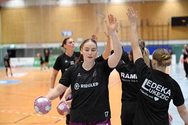30.09.2026,GER, Handball, Frauen, DHB-Pokal, Saison 2026 2027, 2. Spieltag, HSV Solingen Gräfrath 76 vs. TuS Metzingen Abklatschen Metzingen Charlotte Kähr Kaehr (TuS Metzingen 17), Gabriela Bitolo (TuS Metzingen 22), Solingen Klingenhalle NRW Deutschland Germany Copyright: xNordphoto Meuterx