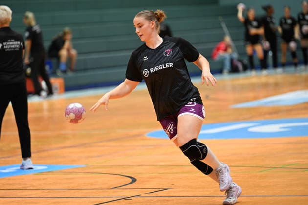 30.09.2026,GER, Handball, Frauen, DHB-Pokal, Saison 2026 2027, 2. Spieltag, HSV Solingen Gräfrath 76 vs. TuS Metzingen Charlotte Kähr Kaehr (TuS Metzingen 17), beim Aufwaermen, Einzelaktion, Solingen Klingenhalle NRW Deutschland Germany Copyright: xNordphoto Meuterx