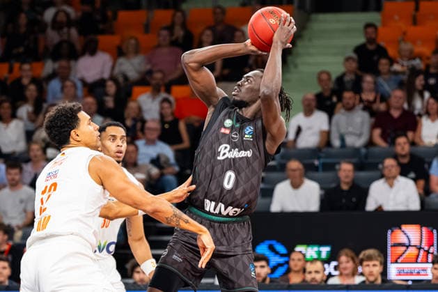 BKT EuroCup: Ratiopharm Ulm vs. Balkan Botevgrad; 30.09.2026 Ulm, GERMANY - 30. September 2026: Michael Rataj (ratiopharm Ulm, 12) im Zweikampf mit Wena David Okwera (Balkan Botevgrad, 0) während dem Spiel zwischen Ratiopharm Ulm und Balkan Botevgrad am 1. Spieltag des BKT EuroCup in der ratiopharm Arena Ulm. Copyright: xBEAUTIFULxSPORTS Steinx
