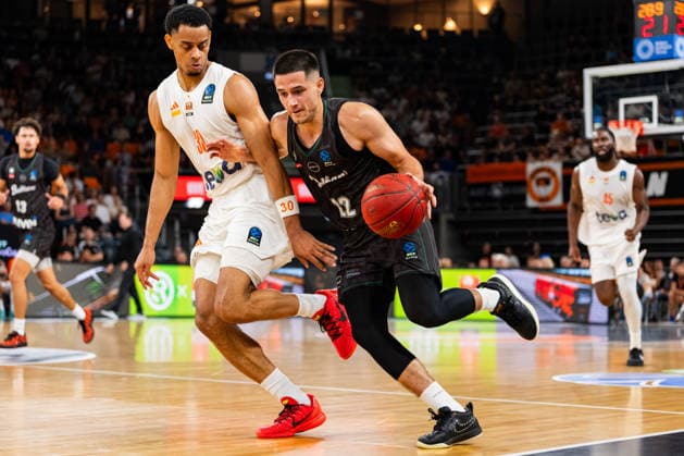 BKT EuroCup: Ratiopharm Ulm vs. Balkan Botevgrad; 30.09.2026 Ulm, GERMANY - 30. September 2026: Konstantin Toshkov (Balkan Botevgrad, 22) im Zweikampf mit Jaylen Sims (ratiopharm Ulm, 30) während dem Spiel zwischen Ratiopharm Ulm und Balkan Botevgrad am 1. Spieltag des BKT EuroCup in der ratiopharm Arena Ulm. Copyright: xBEAUTIFULxSPORTS Steinx