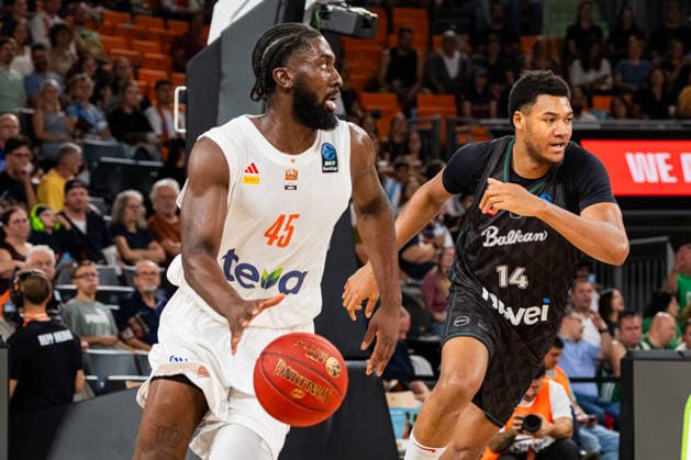 BKT EuroCup: Ratiopharm Ulm vs. Balkan Botevgrad; 30.09.2026 Ulm, GERMANY - 30. September 2026: Oluwasimisola Shittu (ratiopharm Ulm, 45) im Duell um den Ball mit Ulrich Kamka Chomche (Balkan Botevgrad, 14) während dem Spiel zwischen Ratiopharm Ulm und Balkan Botevgrad am 1. Spieltag des BKT EuroCup in der ratiopharm Arena Ulm. Copyright: xBEAUTIFULxSPORTS Steinx