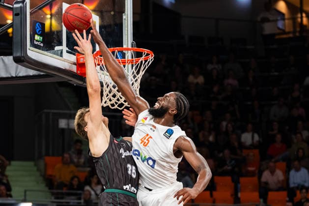 BKT EuroCup: Ratiopharm Ulm vs. Balkan Botevgrad; 30.09.2026 Ulm, GERMANY - 30. September 2026: Oluwasimisola Shittu (ratiopharm Ulm, 45) am Korb gegen Ivan Alipiev (Balkan Botevgrad, 35) während dem Spiel zwischen Ratiopharm Ulm und Balkan Botevgrad am 1. Spieltag des BKT EuroCup in der ratiopharm Arena Ulm. Copyright: xBEAUTIFULxSPORTS Steinx