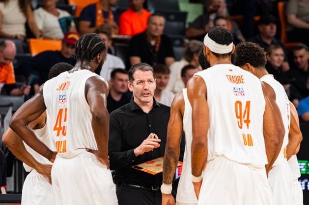 BKT EuroCup: Ratiopharm Ulm vs. Balkan Botevgrad; 30.09.2026 Ulm, GERMANY - 30. September 2026: Ty Harrelson (ratiopharm Ulm, Head-Coach) in einer Unterbrechung beim Coaching während dem Spiel zwischen Ratiopharm Ulm und Balkan Botevgrad am 1. Spieltag des BKT EuroCup in der ratiopharm Arena Ulm. Copyright: xBEAUTIFULxSPORTS Steinx