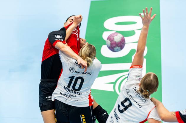 30.09.2026, GER, Handball, Frauen, Saison 2026 2027, DHB-Pokal 2.Runde-Achtelfinale, Thueringer HC - HSG Blomberg-Lippe Luca Csikos (Thueringer HC,5), Maxi Muehlner (HSG Blomberg-Lippe) 99947 Bad Langensalza Salza Halle Sporthalle Mehrz Thüringen Deutschland