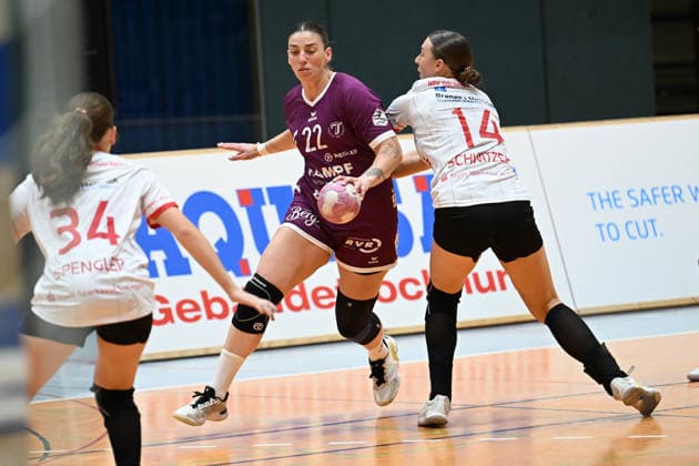 30.09.2026,GER, Handball, Frauen, DHB-Pokal, Saison 2026 2027, 2. Spieltag, HSV Solingen Gräfrath 76 vs. TuS Metzingen Gabriela Bitolo (TuS Metzingen 22), im Zweikampf gegen Emma Elisabeth Schwitzer (HSV Solingen-Gräfrath 14), Solingen Klingenhalle NRW Deutschland Germany Copyright: xNordphoto Meuterx